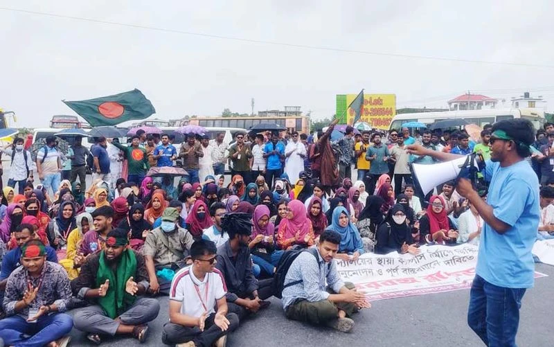 রবীন্দ্র বিশ্ববিদ্যালয়ের শিক্ষার্থীদের ঢাকা-উত্তরবঙ্গ মহাসড়ক অবরোধ, দুর্ভোগে উত্তরাঞ্চলের মানুষ